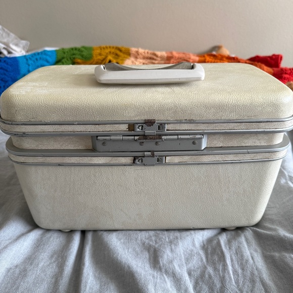 Vintage Samsonite Silhouette Train Case Cream Color w/Keys (8.5"H x 14.5"L x7"W) - Picture 4 of 15